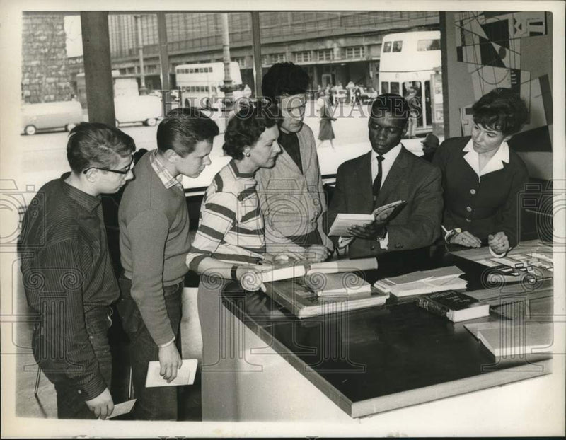 Load image into Gallery viewer, 1960 Press Photo Dr. Hines shows American books to West Berlin youths

