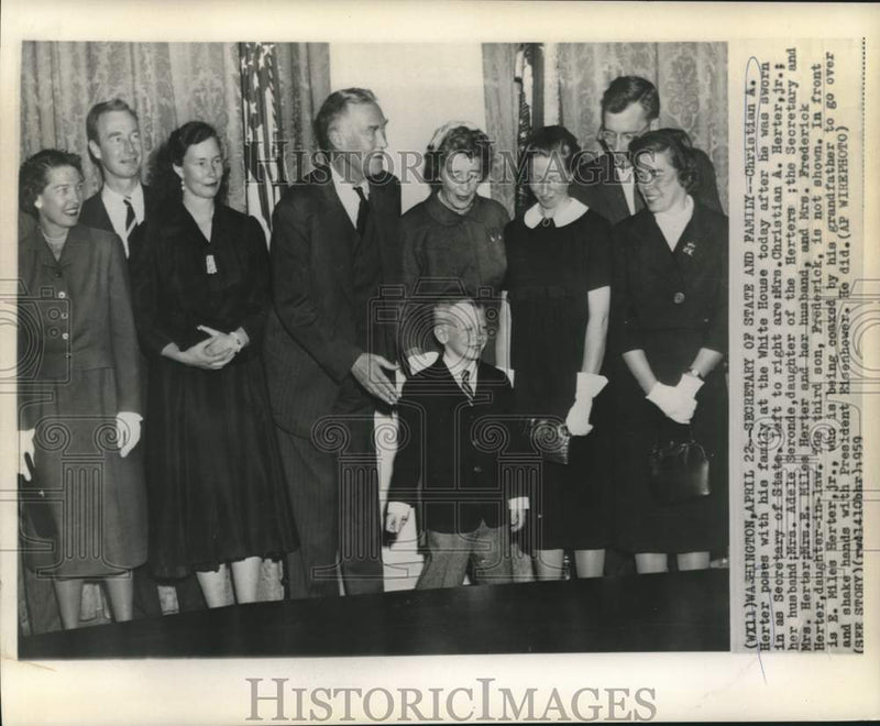 Load image into Gallery viewer, 1959 Press Photo Secretary of State Christian Herter &amp; family at White House
