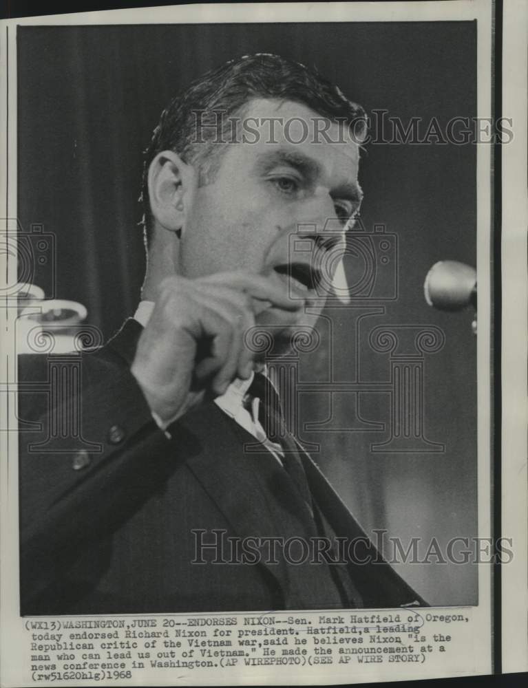 Load image into Gallery viewer, 1968 Press Photo Senator Mark Hatfield of Oregon at Washington news conference
