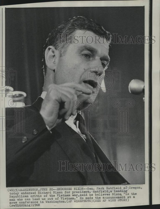 1968 Press Photo Senator Mark Hatfield of Oregon at Washington news conference