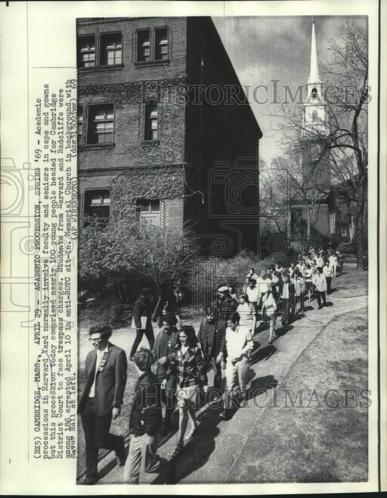 1969 Press Photo Harvard & Radcliff students headed to Cambridge District Court