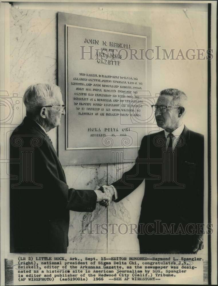 Load image into Gallery viewer, 1966 Press Photo Editor Raymond Spangler awards J.N. Heiskell at newspaper event
