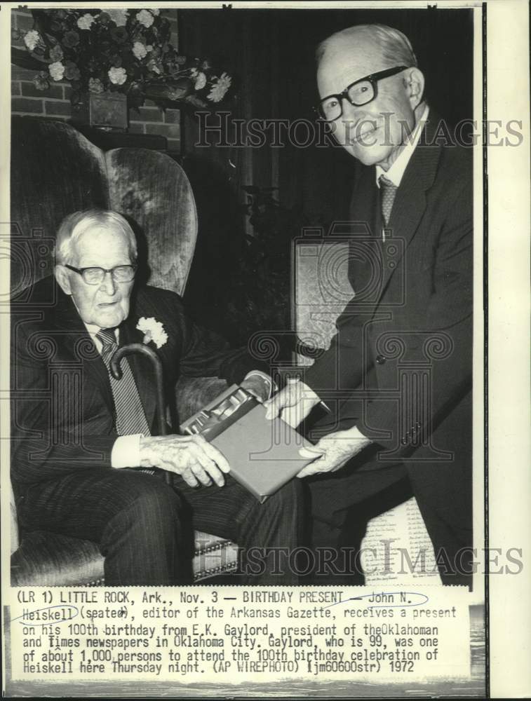 1972 Press Photo John Heiskell receives 100th birthday gift from E.K. Gaylord.