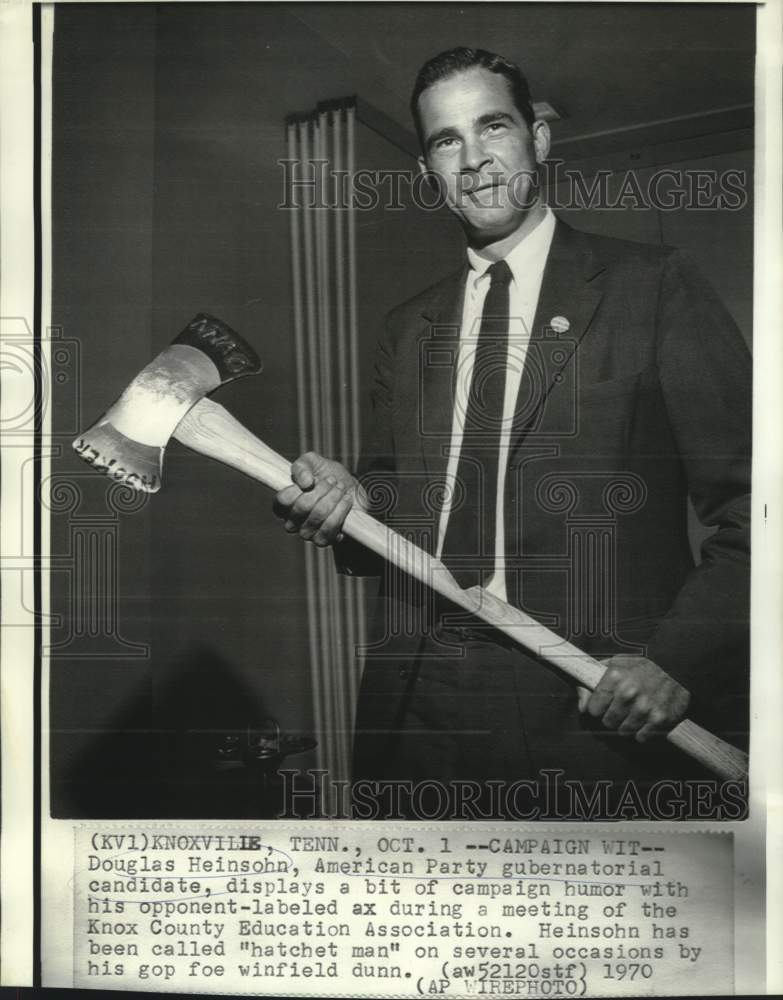 1970 Press Photo Douglas Heinsohn, American Party candidate shows campaign humor