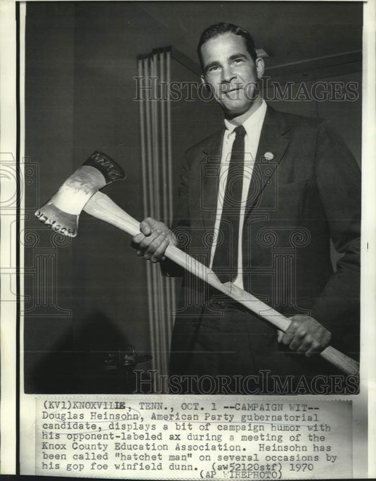 1970 Press Photo Douglas Heinsohn, American Party candidate shows campaign humor