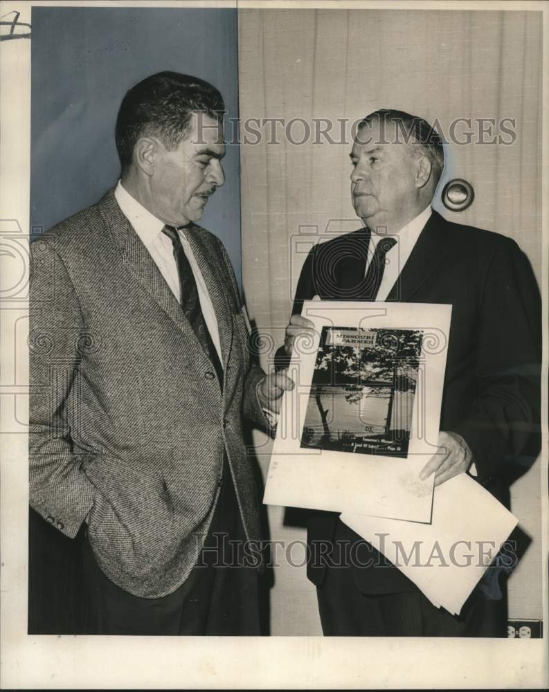 Load image into Gallery viewer, 1967 Press Photo John Heimburger &amp; other at Farmer Cooperatives council at Jung
