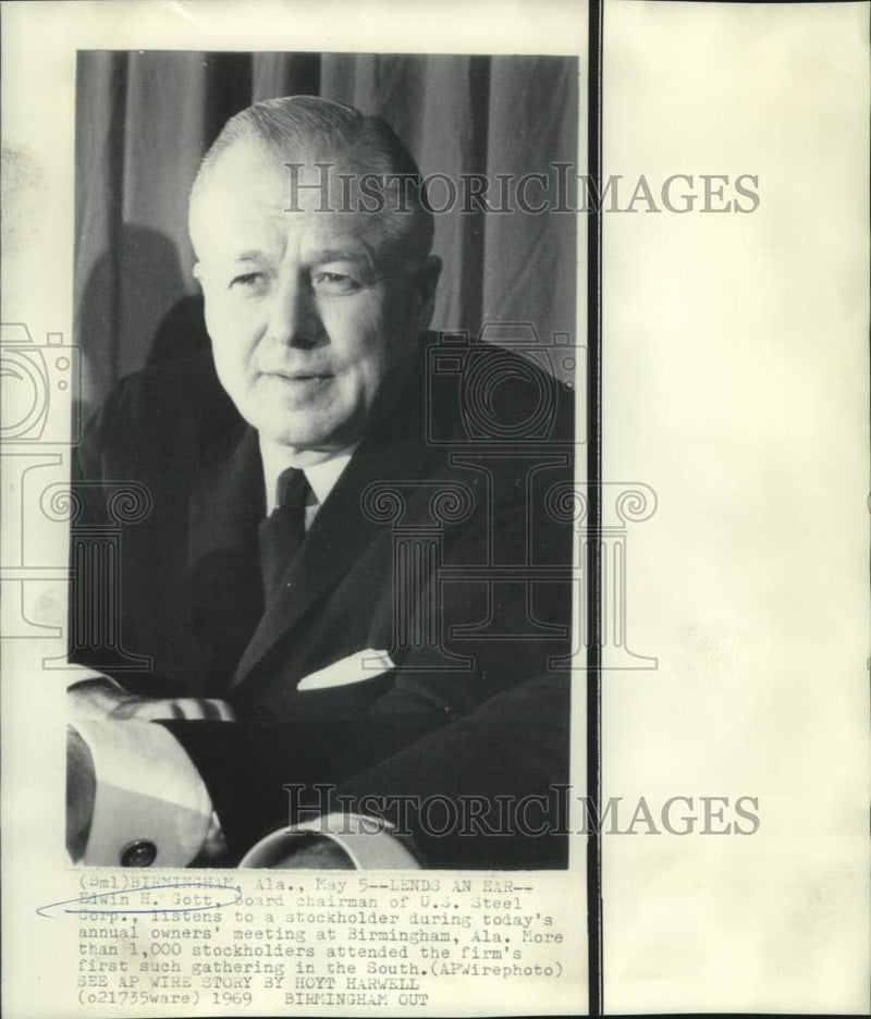 Load image into Gallery viewer, 1969 Press Photo Edwin H. Gott, Board Chairman of U.S. Steel Corp. at meeting
