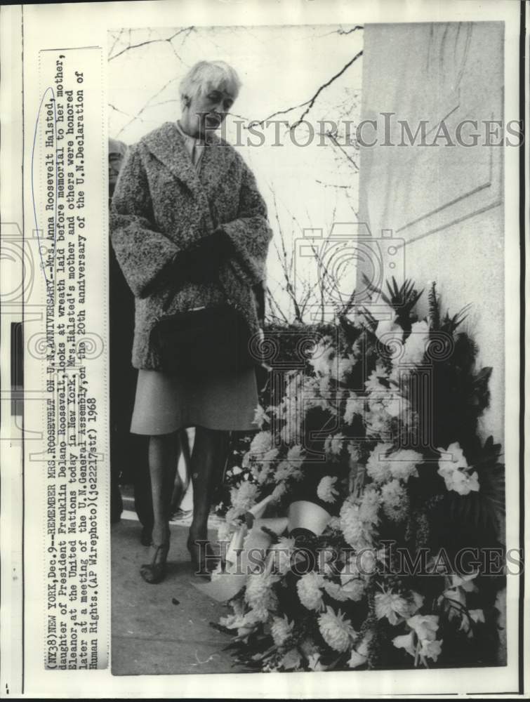 1968 Press Photo Anna Roosevelt Halsted looks at memorial wreath in New York