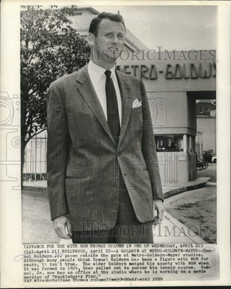 1959 Press Photo Samuel Goldwyn, Jr., poses at gate of Metro-Goldwyn-Mayer in CA