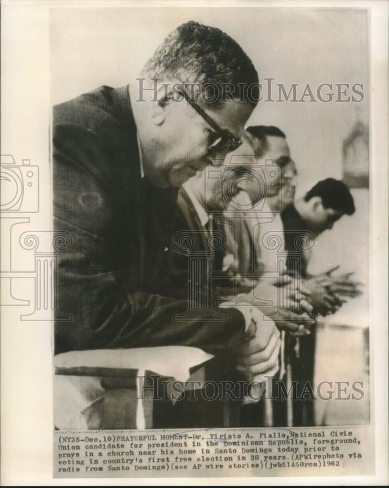 Load image into Gallery viewer, 1962 Press Photo Dr. Viriato Fiallo &amp; others pray in Santo Domingo prior to vote
