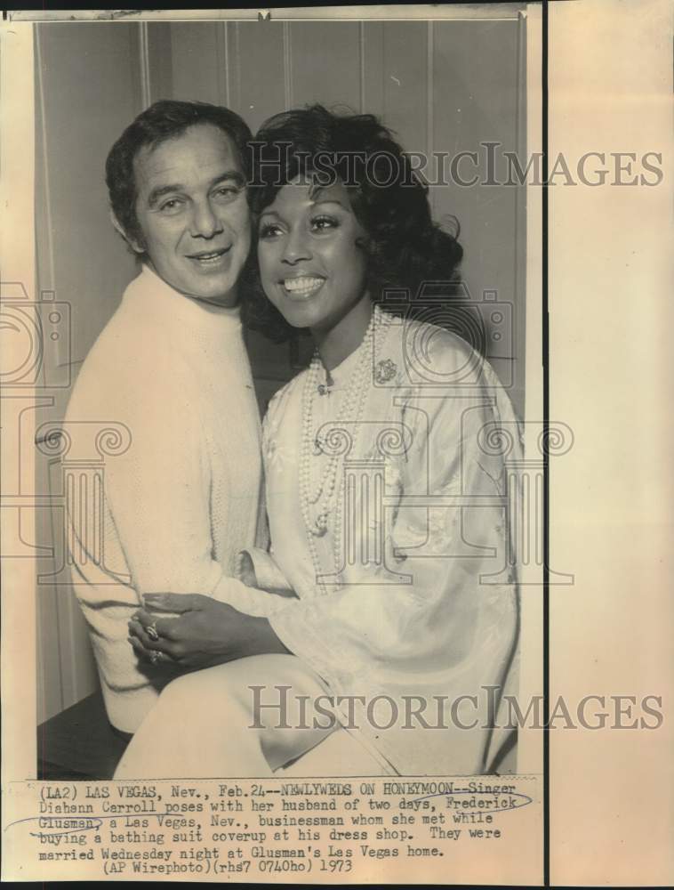 Load image into Gallery viewer, 1973 Press Photo Frederick Glusman and Diahann Carroll, newlyweds on honeymoon

