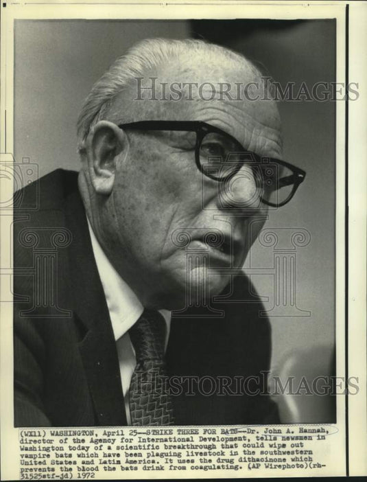 1972 Press Photo Dr. John A. Hannah, International Development, with newsmen