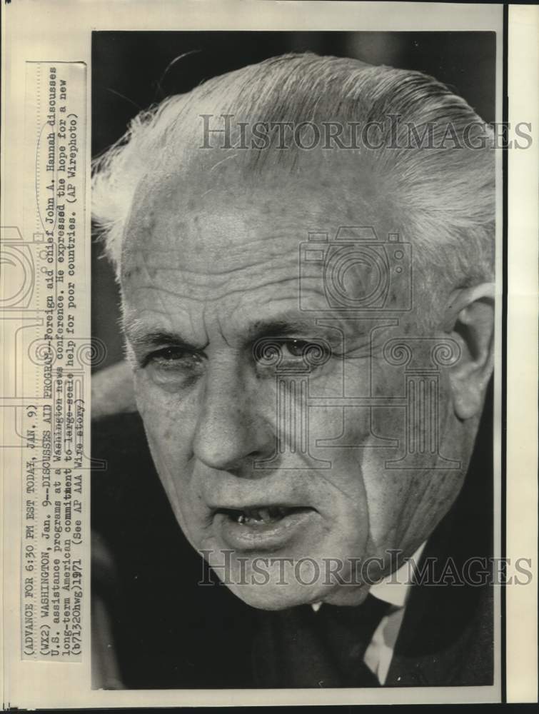 1971 Press Photo Foreign Aid Chief Hannah at Washington news conference