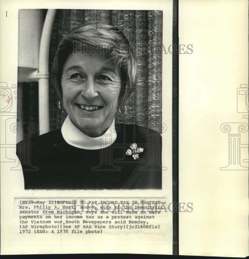 Load image into Gallery viewer, 1970 Press Photo Mrs. Philip A. Hart, wife of Michigan senator - now09057
