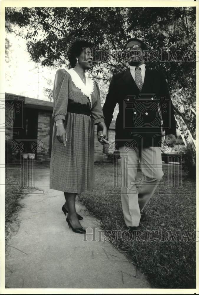 Load image into Gallery viewer, 1990 Press Photo Jerry &amp; Wyonnie Hardee outside their Valdosta, GA home
