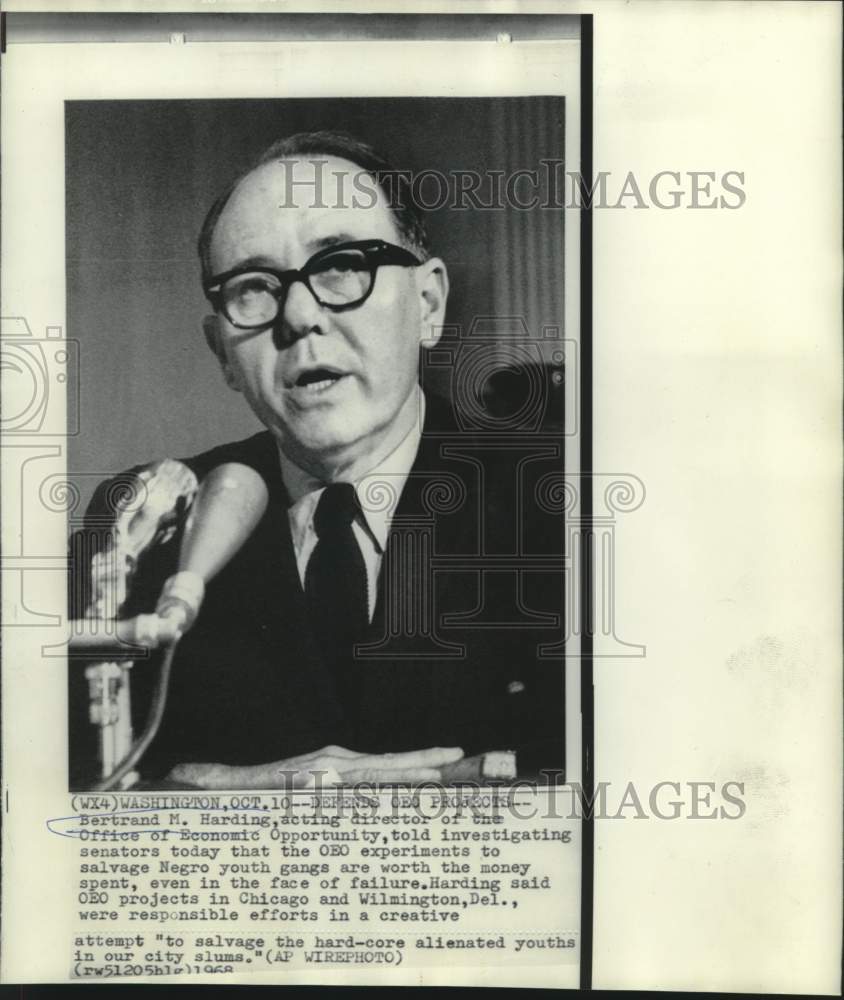 1968 Press Photo Bertrand Harding, acting director OEO questioned by senators.