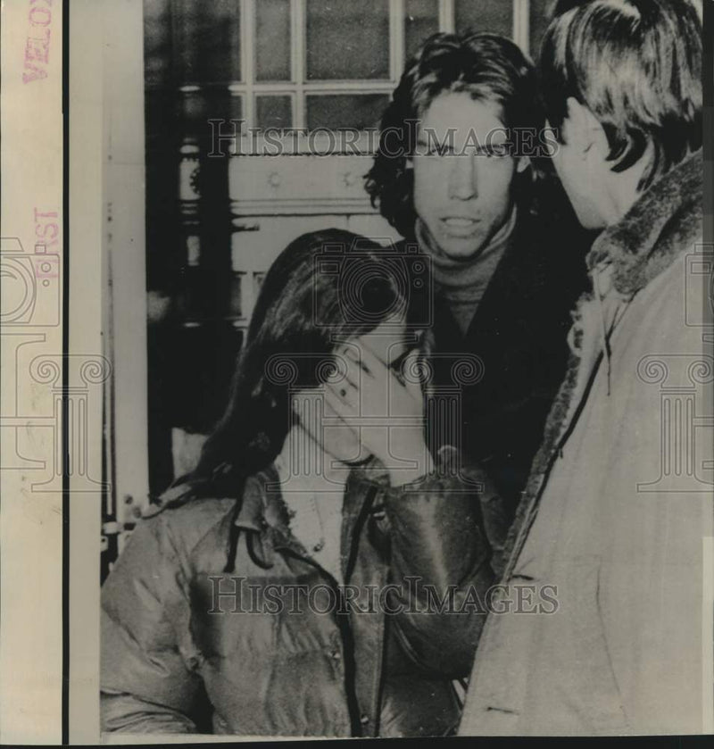 Load image into Gallery viewer, 1975 Press Photo Anne Hearst with Donald Moffet at federal building in Buffalo
