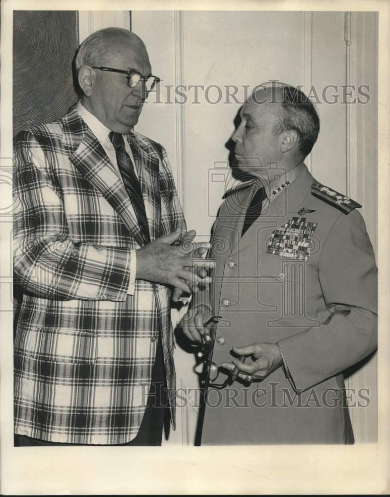 1973 Press Photo Edward Hebert &amp; Admiral Weisner, USN, at news conference