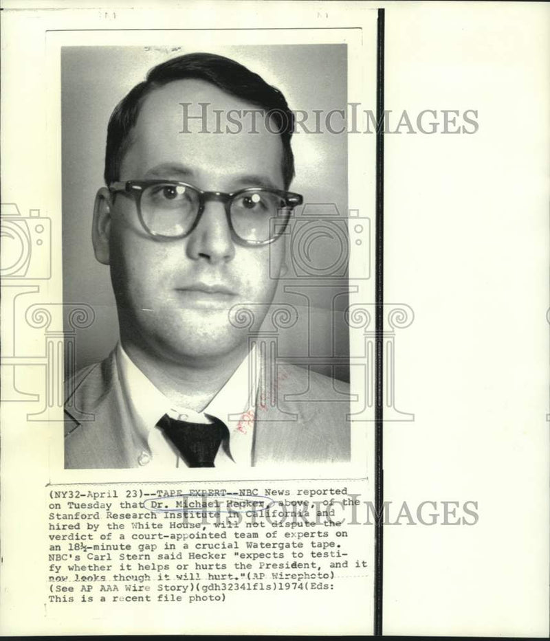 Load image into Gallery viewer, 1974 Press Photo Dr. Michael Hecker, tape expert of Stanford Research Institute

