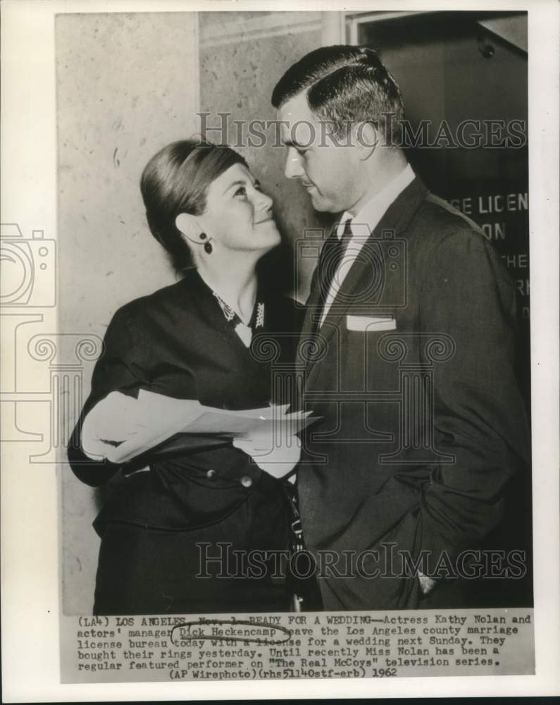 Load image into Gallery viewer, 1962 Press Photo Actress Kathy Nolan and Dick Heckencamp obtain marriage license
