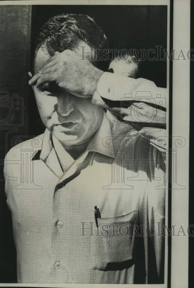 Load image into Gallery viewer, 1967 Press Photo Bouvier Hinkle peeps under cupped hand threatens photographer
