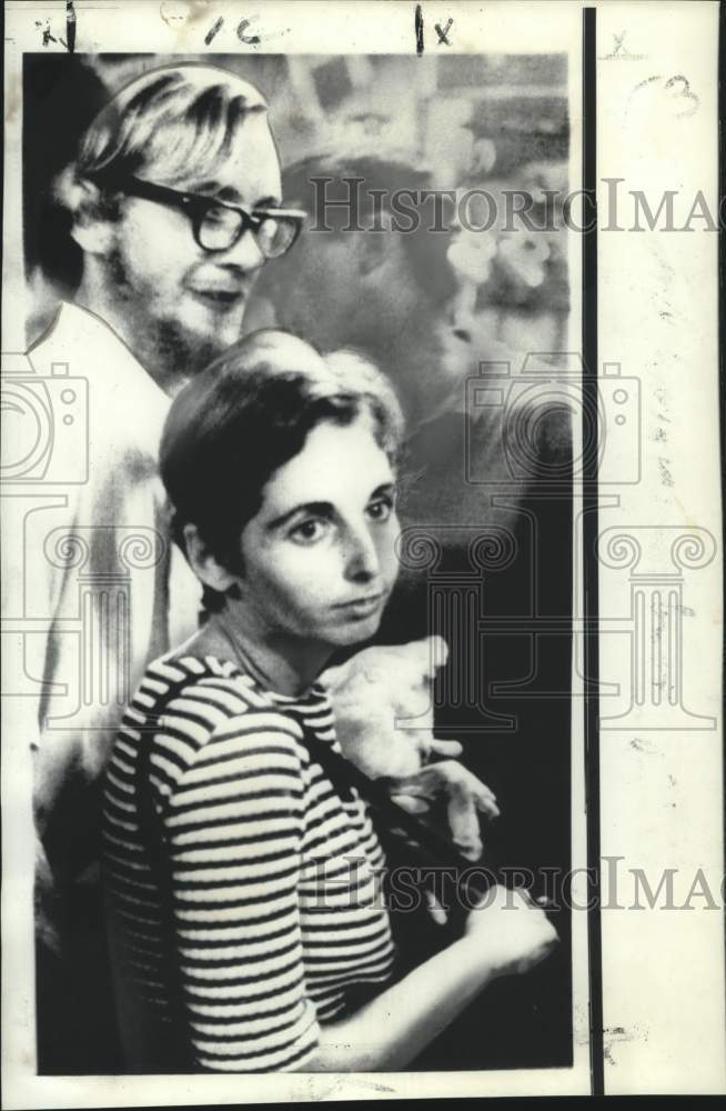 Load image into Gallery viewer, 1969 Press Photo Timothy Pierson &amp; Debreana Hinkle at Hong Kong news conference
