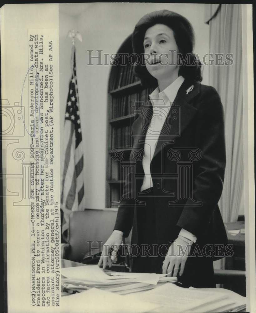 1975 Press Photo Carla Hills named as Housing Secretary chats with reporters