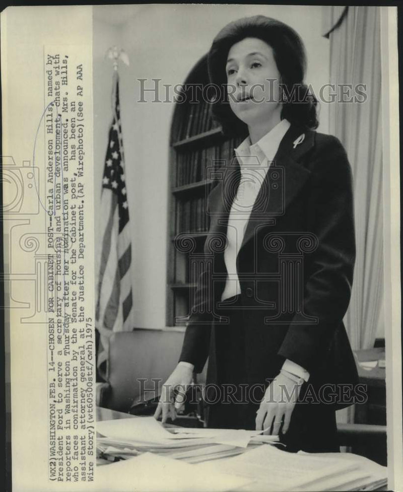 Load image into Gallery viewer, 1975 Press Photo Carla Hills named as Housing Secretary chats with reporters
