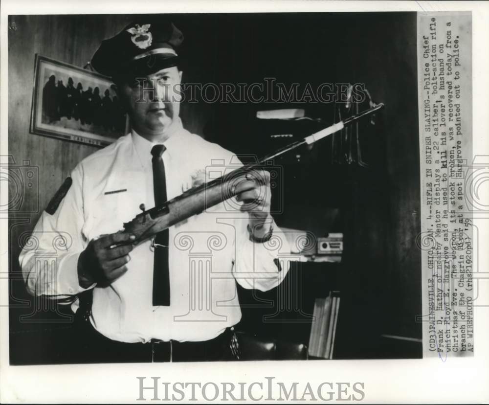1959 Press Photo Police Chief Hathy holds rifle Hargrove used in sniper killing