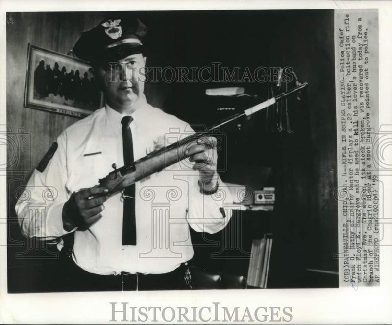 Load image into Gallery viewer, 1959 Press Photo Police Chief Hathy holds rifle Hargrove used in sniper killing

