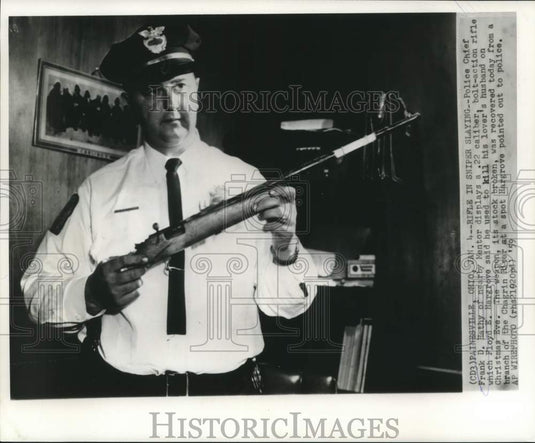 1959 Press Photo Police Chief Hathy holds rifle Hargrove used in sniper killing