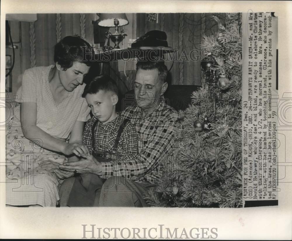 1959 Press Photo Mr. &amp; Mrs. Harold Hathaway with son Clarence at Christmas