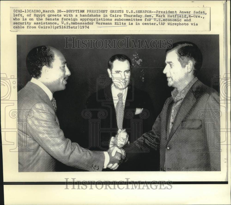 Load image into Gallery viewer, 1974 Press Photo President Sadat, Senator Hatfield &amp; Ambassador Eilts in Cairo
