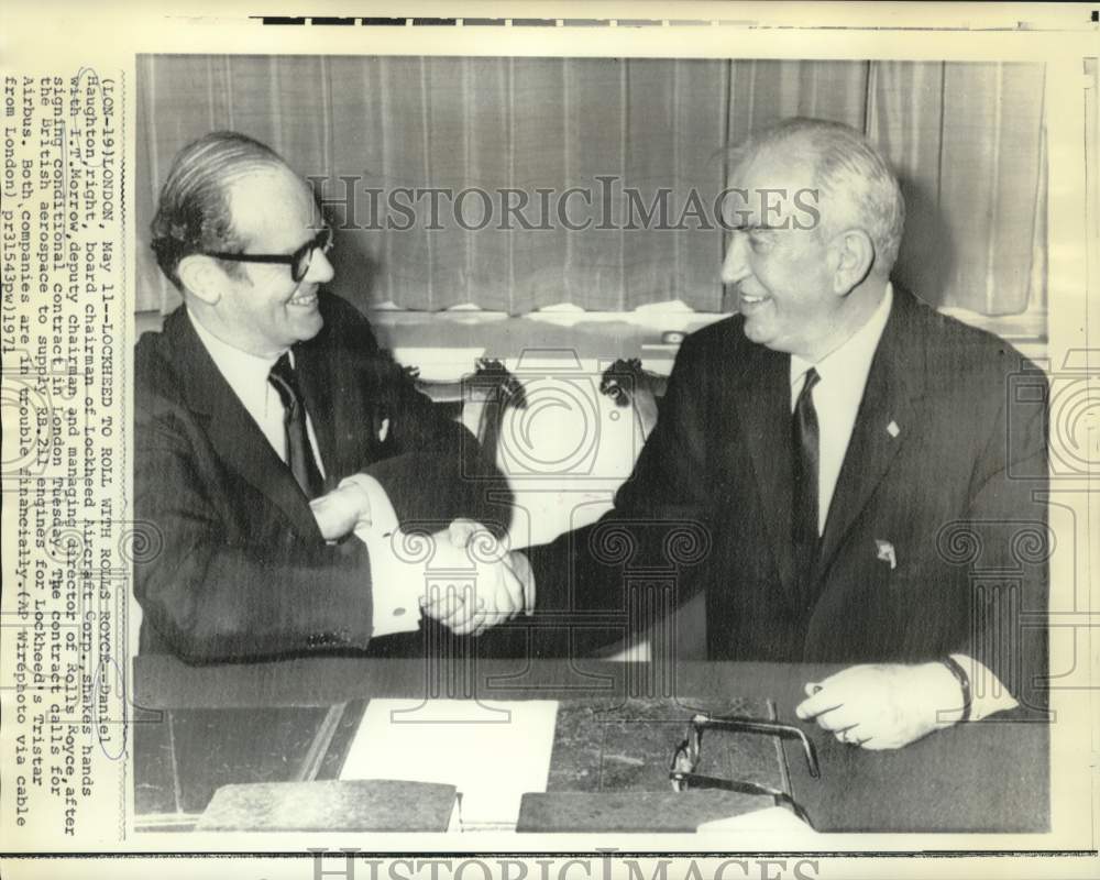 1971 Press Photo Daniel Haughton and I.T. Morrow shake hands at contract signing