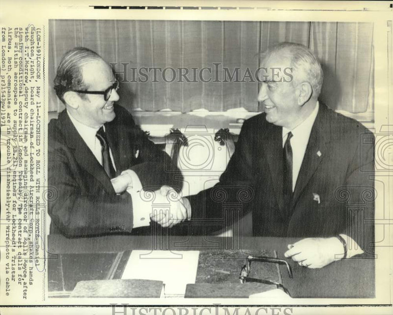 Load image into Gallery viewer, 1971 Press Photo Daniel Haughton and I.T. Morrow shake hands at contract signing
