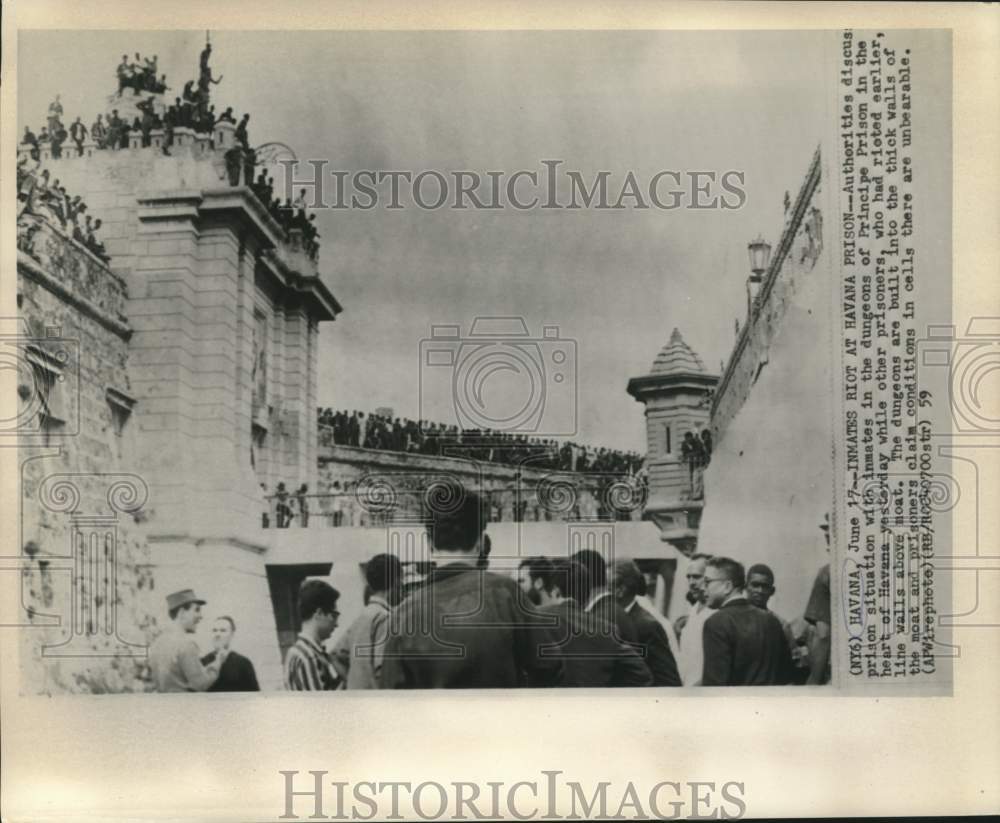 1959 Press Photo Authorities discuss Principe Prison situation with inmates