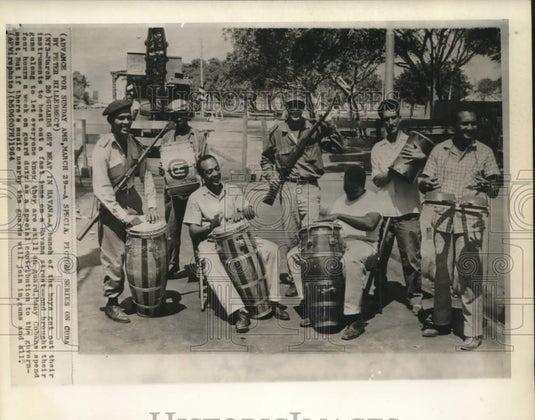 1964 Press Photo Havana street musicians with their guard duty weapons