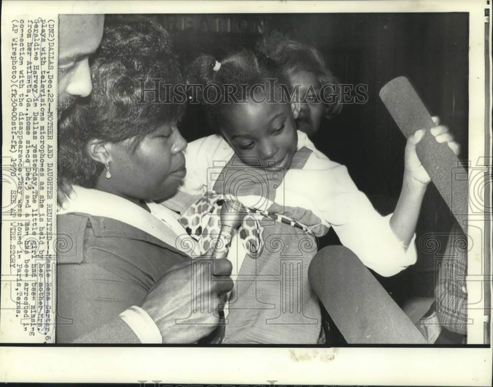 1970 Press Photo Geraldine and Memie Rena Carter, mother & daughter, reunited