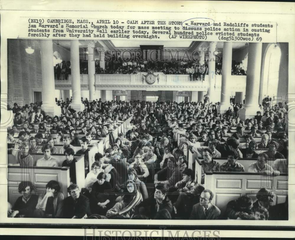 1969 Press Photo Harvard and Radcliffe students jam Harvard's Memorial Church