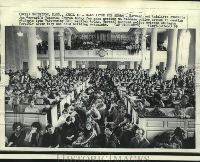 Load image into Gallery viewer, 1969 Press Photo Harvard and Radcliffe students jam Harvard's Memorial Church
