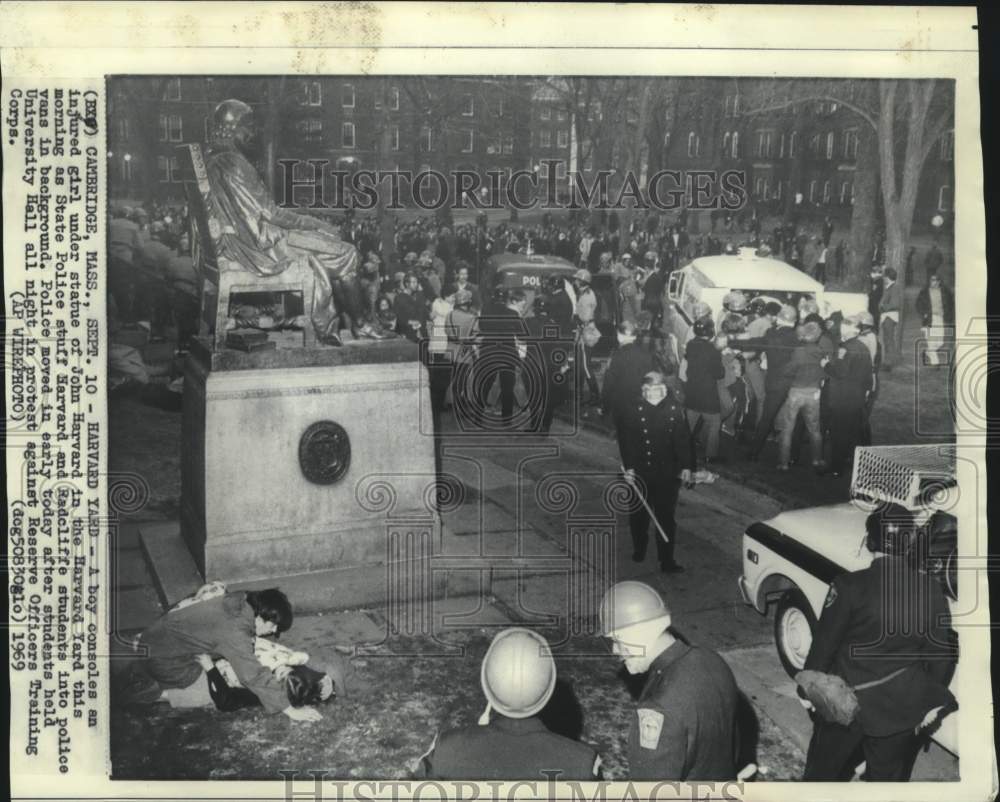 1969 Press Photo Injured girl consoled as Harvard & Radcliffe students arrested