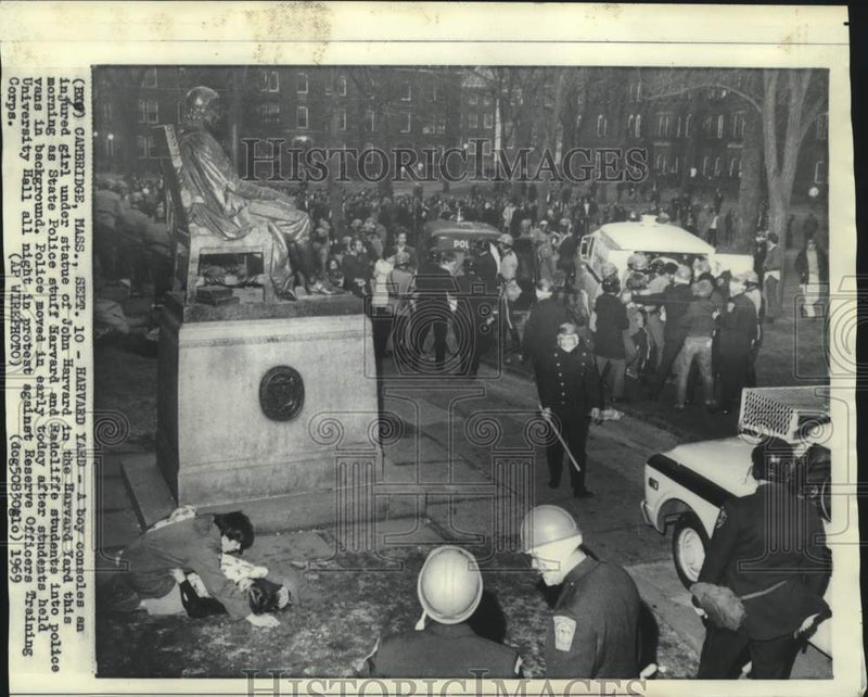 Load image into Gallery viewer, 1969 Press Photo Injured girl consoled as Harvard &amp; Radcliffe students arrested
