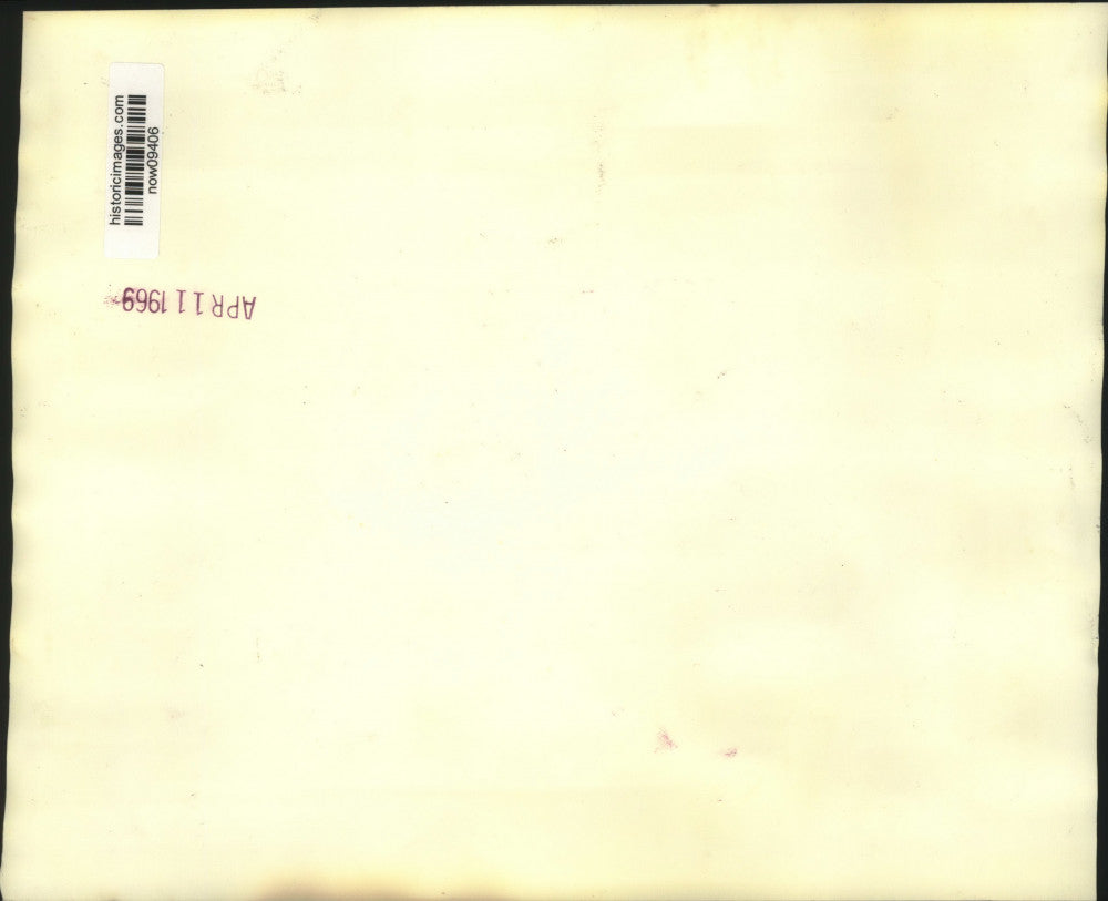 1969 Press Photo Injured girl consoled as Harvard & Radcliffe students arrested