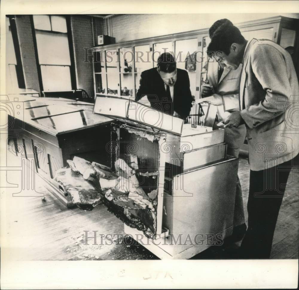 1962 Press Photo Newsmen inspect smashed display case at Harvard University