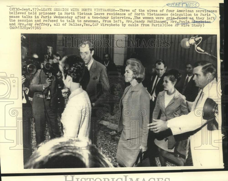 Load image into Gallery viewer, 1969 Press Photo Paula Hartness &amp; other POW wives leave North Vietnamese session
