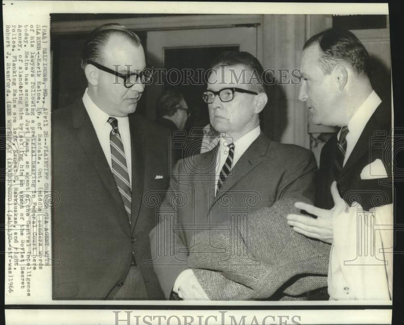 Load image into Gallery viewer, 1966 Press Photo Eerik Heine with attorneys at Federal Court in Baltimore, MD
