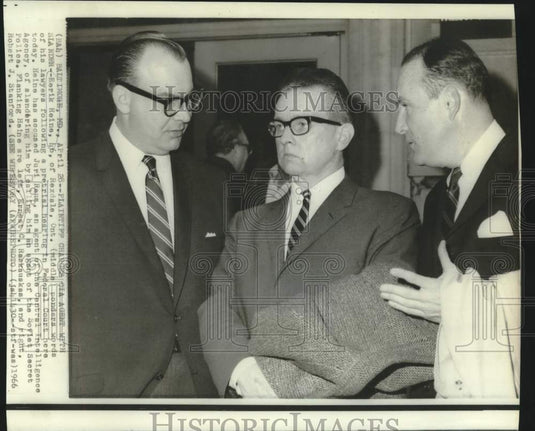 1966 Press Photo Eerik Heine with attorneys at Federal Court in Baltimore, MD