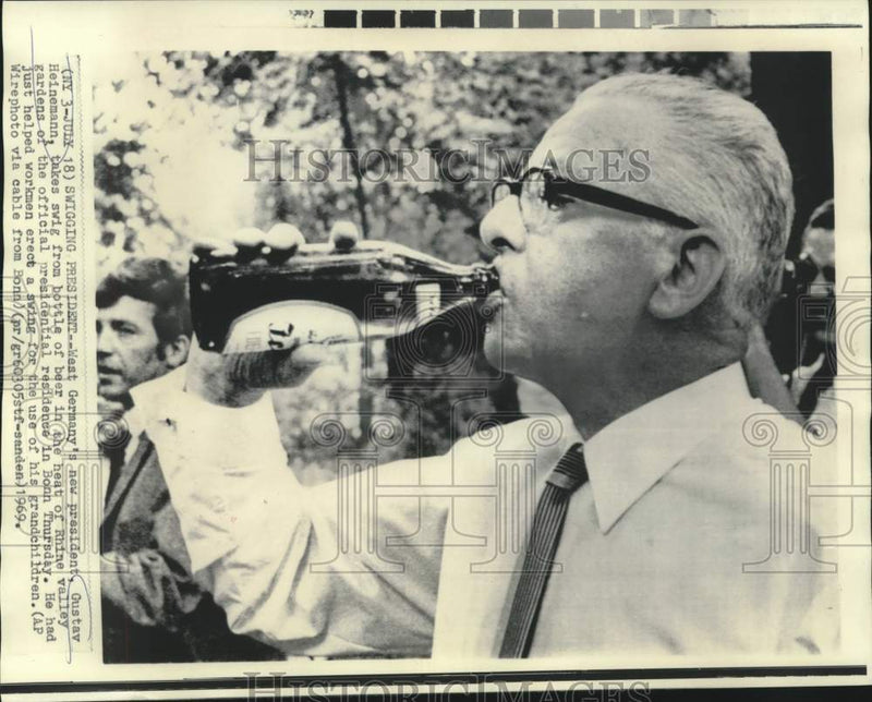 Load image into Gallery viewer, 1969 Press Photo Gustav Heinemann, President of Germany, takes swig of beer
