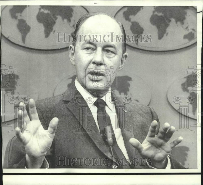Load image into Gallery viewer, 1969 Press Photo Bryce C. Harlow, counselor to President Nixon, with press
