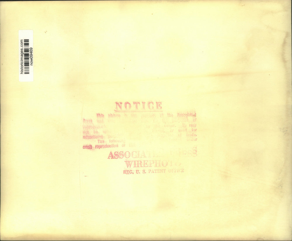 1961 Press Photo Navy coach Wayne Hardin & quarterback go over plays.